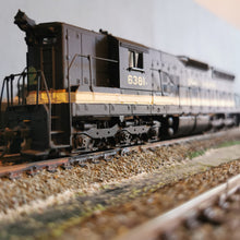 Load image into Gallery viewer, EMD SD-9 Burlington Northern Locomotive #6381  Southern - HO Scale - ATHEARN
