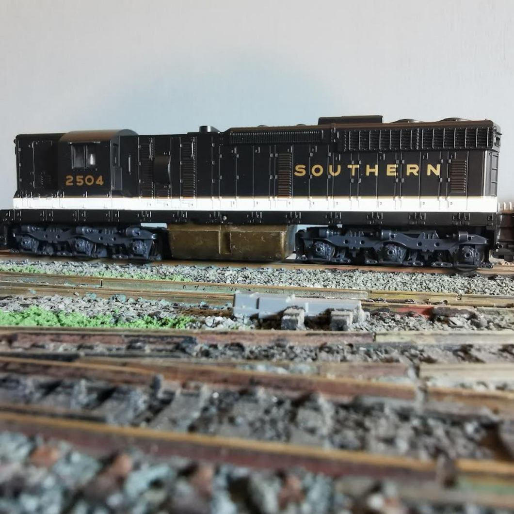 SOUTHERN RAILWAY SD24 LOCOMOTIVE #2504  - 1/87 HO Scale - CON-COR